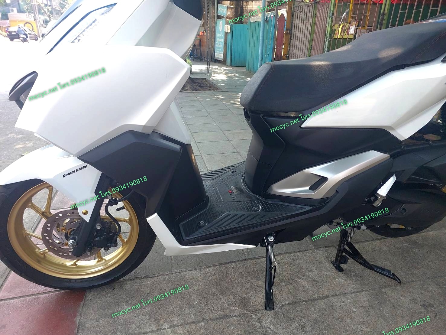 (ปิดการขาย) click 160 สีขาว 2023 ล้อแม็กซ์ทอง ตัวคอมบายเบลค