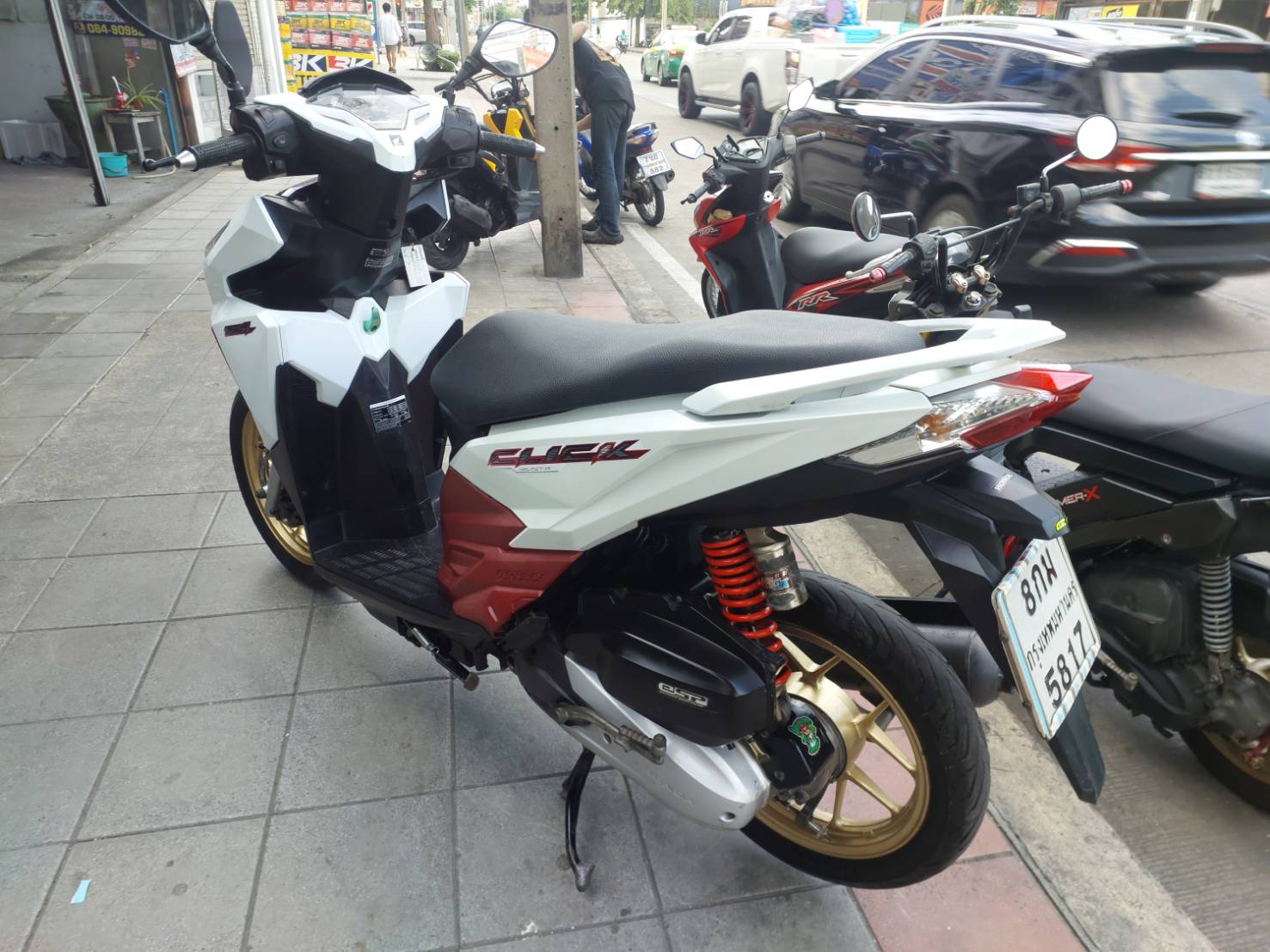 (ปิดการขาย) คลิก 125 LED สีขาว 2018 ล้อแม็กทอง