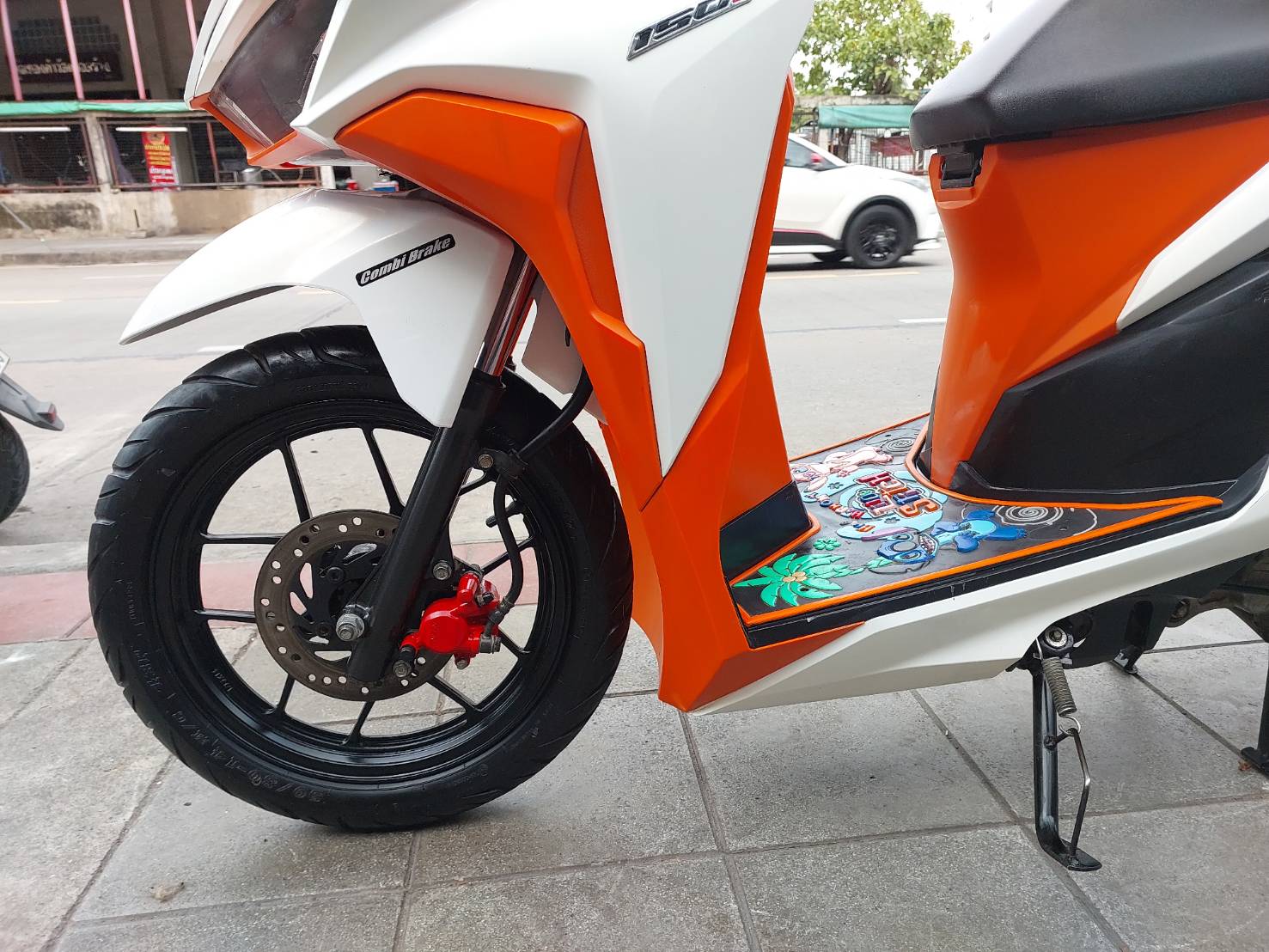 (มัดจำแล้วครับ) click 150 สีขาวส้ม 2020 ปีสูง