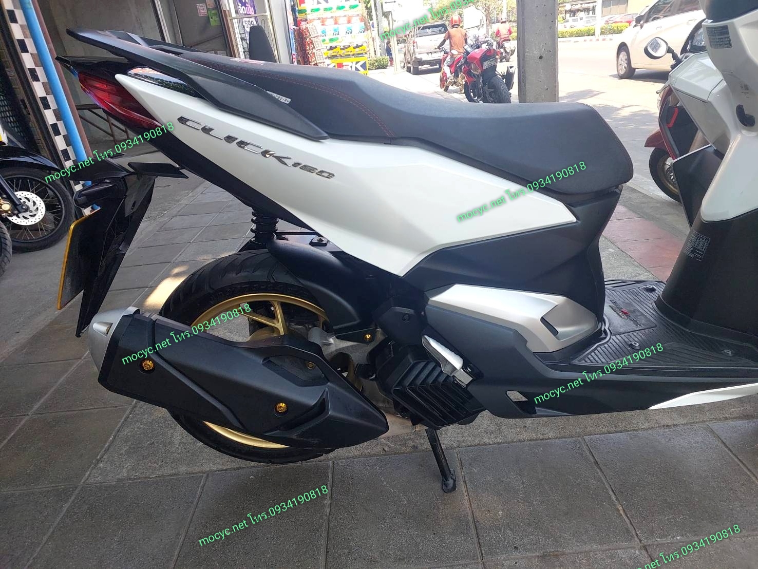 (ปิดการขาย) click 160 สีขาว 2023 ล้อแม็กซ์ทอง ตัวคอมบายเบลค