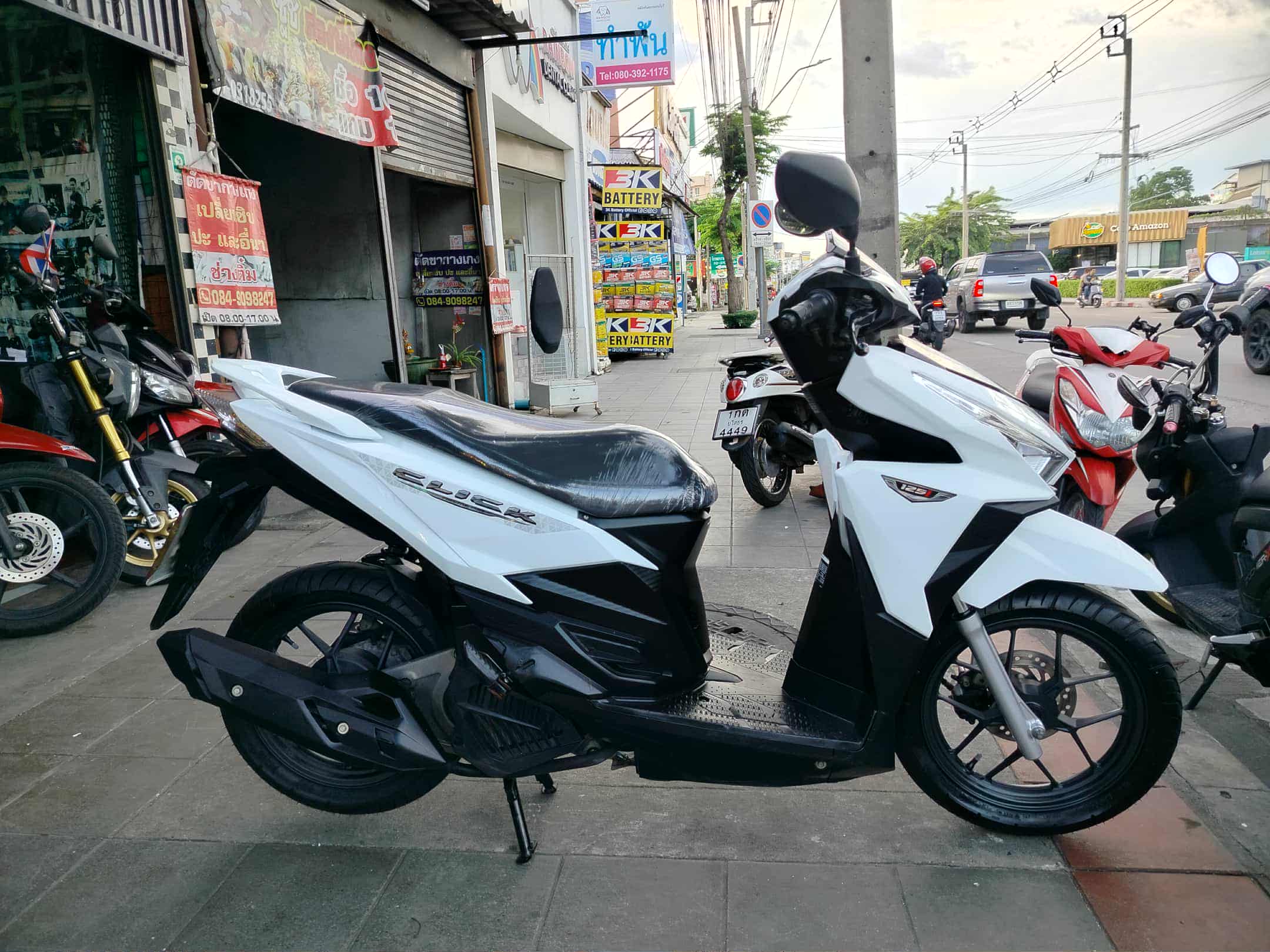 ปิดการขาย คลิก 125 LED สีขาวตัวท็อปล้อแม็กเบรคคอมบาย