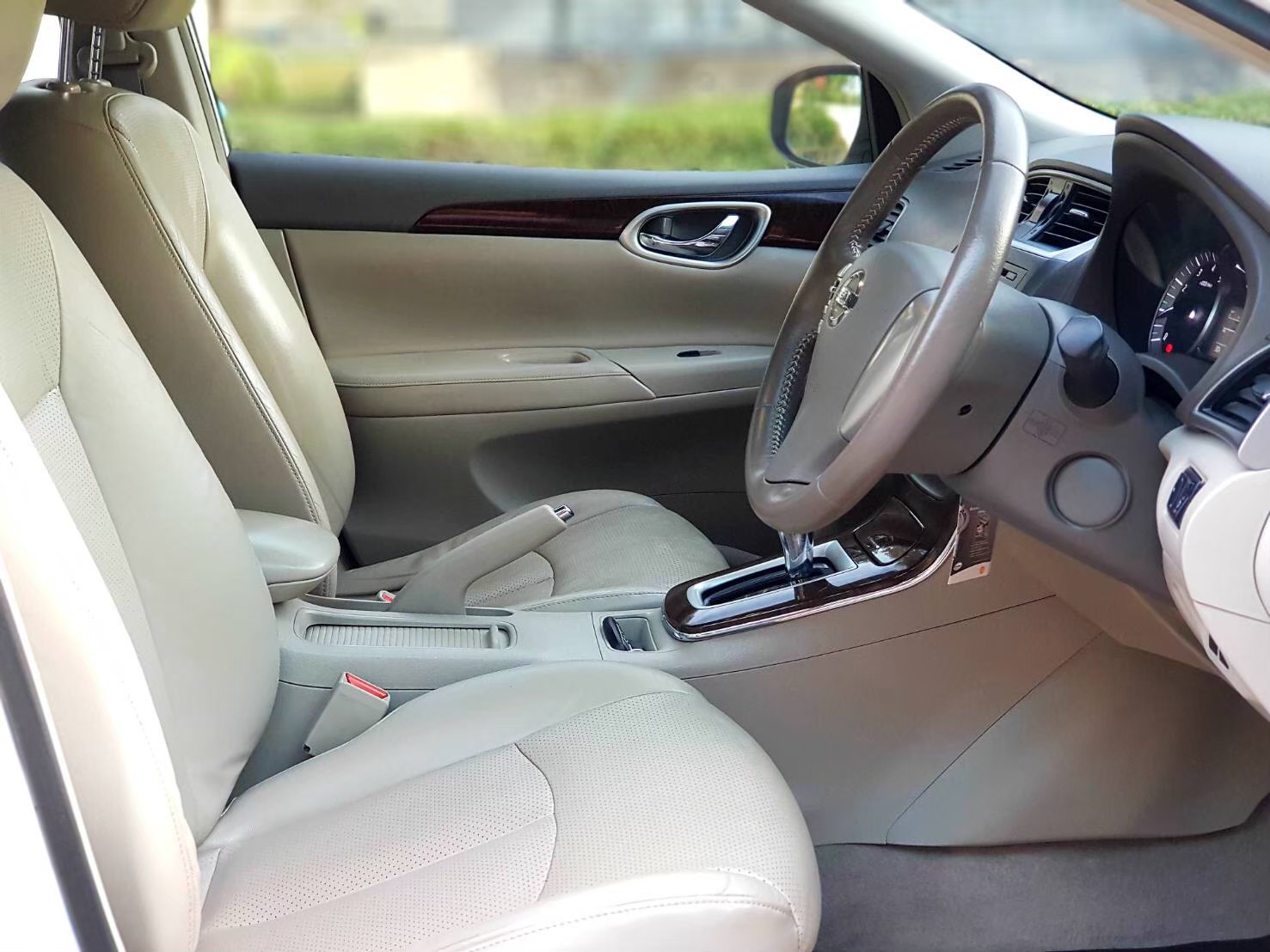 Nissan Sylphy ตัวท๊อบ 1600cc เกียร์ออโต้ ให้เช่า ราคา 1300 บาท/ วัน ที่...หาดแม่รำพึง ระยอง