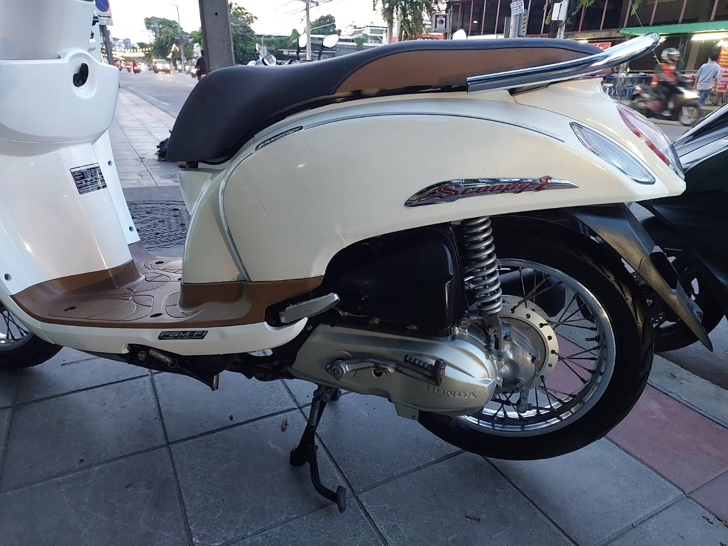 (ปิดการขายครับ) scoopy i สีขาว จดปี 59 รถบ้านมือเดียว ทะเบียนกรุงเทพฯิเล่มครบ