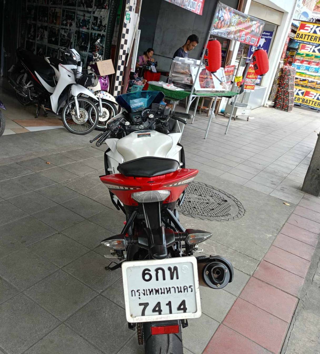 (ปิดการขายครับ) ส่งชลบุรีอีกคัน Yamaha r15 150 ซีๆ สีขาวดำแดง