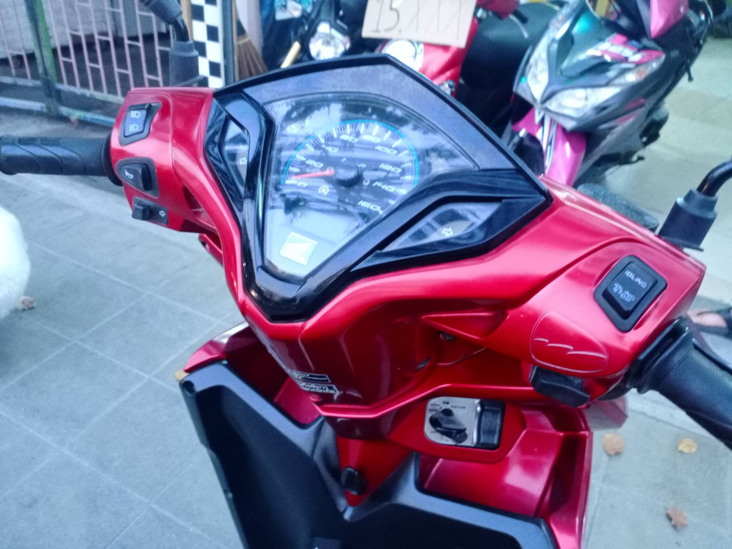 ปิดการขายรถสวยขอบคุณลูกค้าที่มาอุดหนุนครับผม คลิก 125 i สีแดงดำ ตัวท็อปล้อแม็ก เบรคอมบายมี idling stop