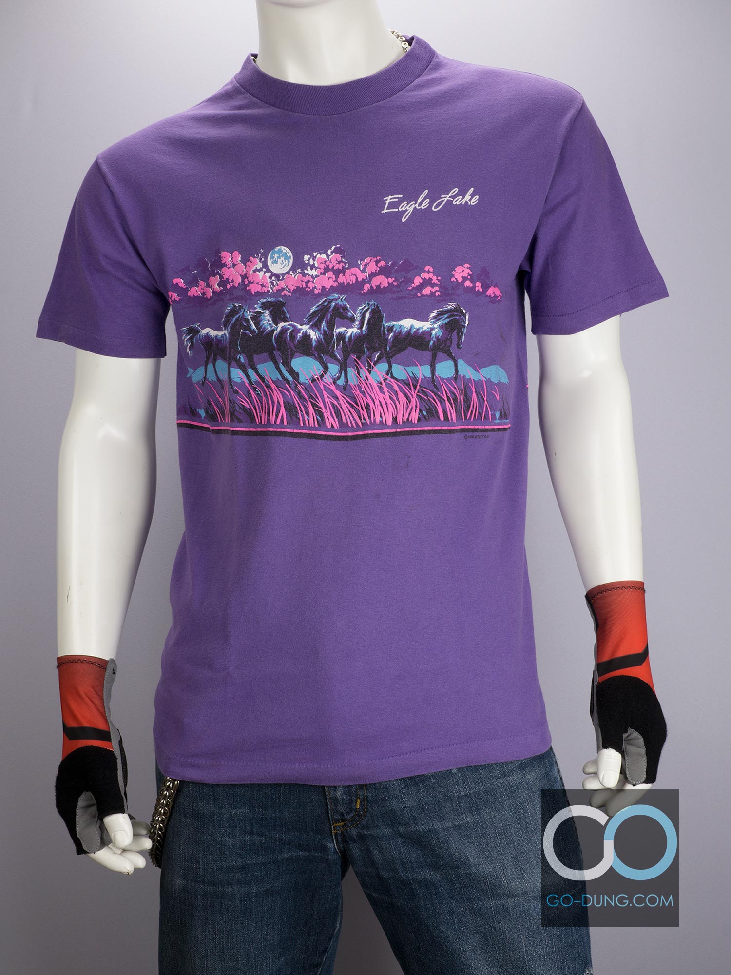 เสื้อยืดมือสองวินเทจ EAGLE LAKE ลายม้าป่า ปี 1990 สกรีนนูน ป้ายตัด มีรอยเลอะด้านหน้า สภาพตามอายุ 28 ปี