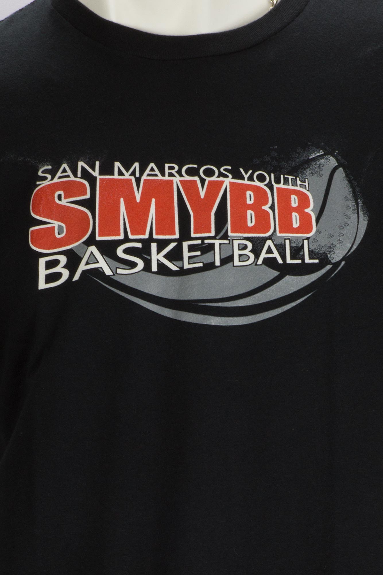 เสื้อยืดบาสเกตบอลผ้าบาง NEXT LEVEL : SMYBB BASKETBALL ผ้าผสมโพลี มีรอยเปื้อน 1.อกขวา 2.ไหล่ซ้าย 3.หลังกลาง 4.หลังล่าง