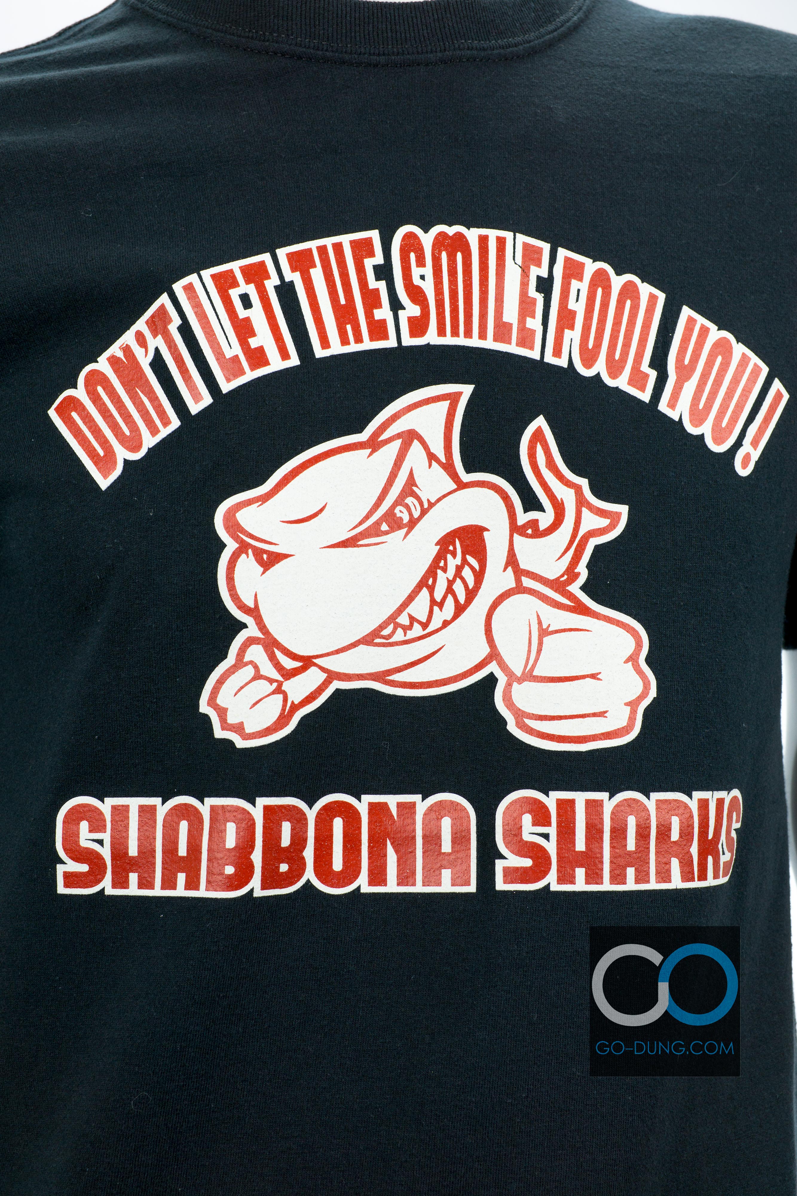 เสื้อ USA วินเทจ GILDAN : DON'T LET THE SMILE FOOL YOU SHABBONA SHARKS ผ้า 100 คอตตอน