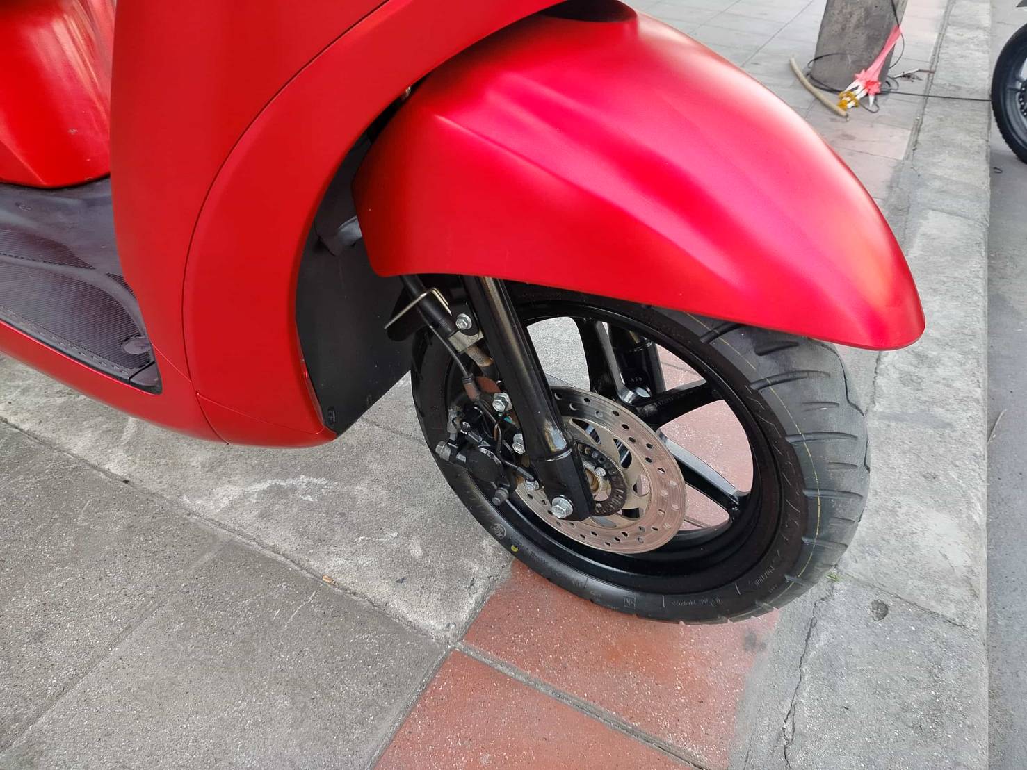 grand filano hybrid สีแดงด้าน โลโก้ดำ จดทะเบียนปี 21