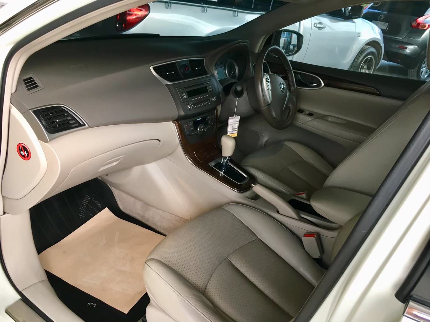 Nissan Sylphy ตัวท๊อบ 1600cc เกียร์ออโต้ ให้เช่า ราคา 1300 บาท/ วัน ที่...หาดแม่รำพึง ระยอง