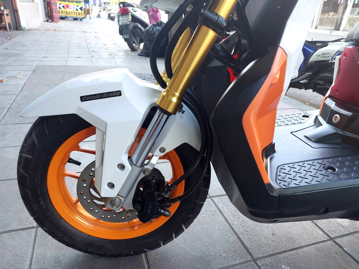 ปิดการขาย zoomer ขาวส้ม พร้อมส่ง ธรรมศาสตร์อีกคันครับ