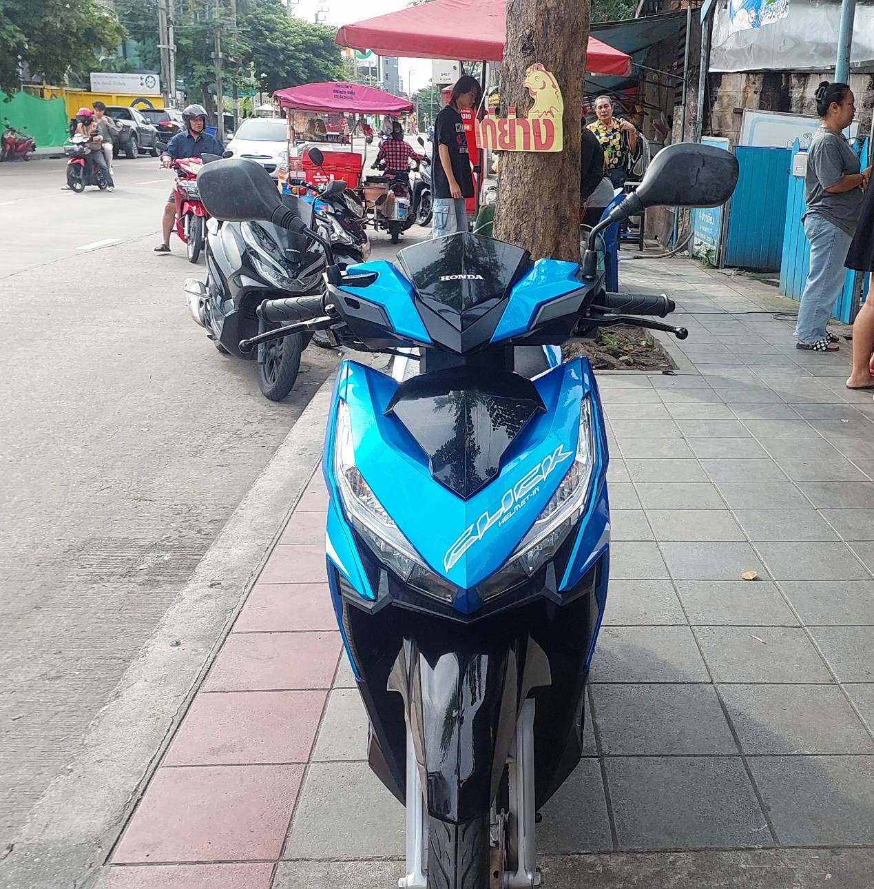 (ปิดการขายครับ) click 125 i 2017 สีน้ำเงิน รุ่นไฟหน้า led ฟรีโอนครับ