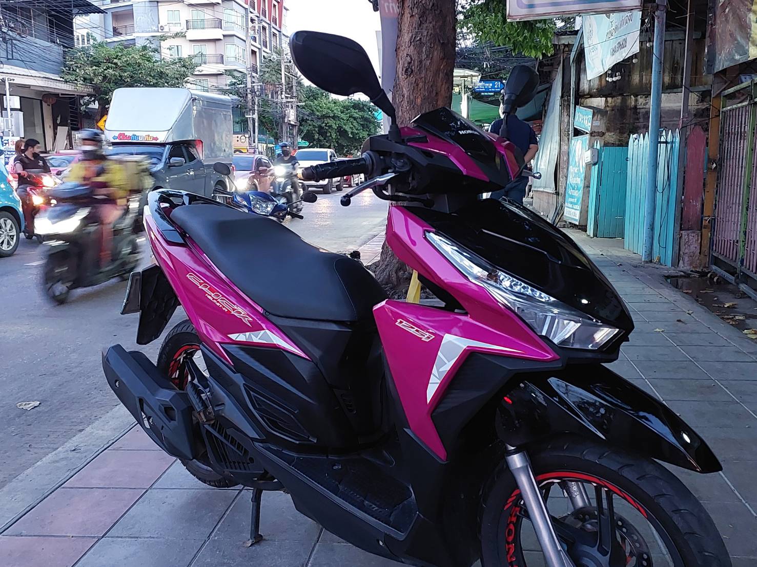 (ปิดการขายครับ) คลิก 125 สีชมพูดำ รุ่นไฟหน้า LED ล้อแม็กซ์ ภาษีปี67 ใช้ยาวๆไปเลย