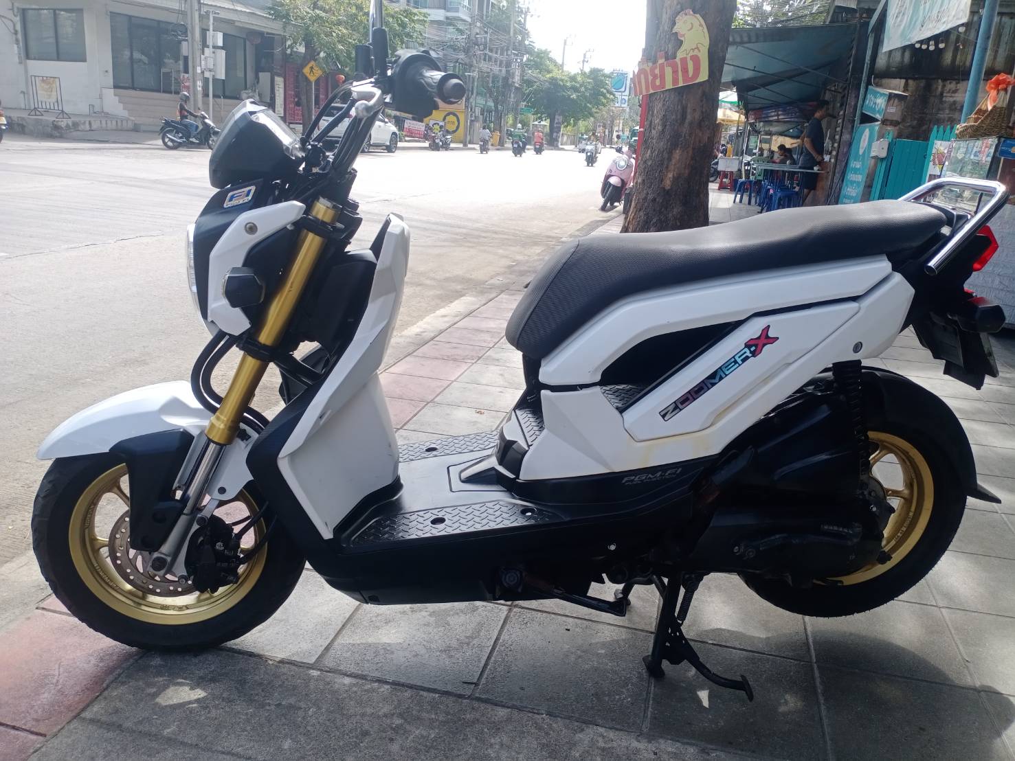 (ปิดการขาย) zoomer สีขาว 2015 ตัวใหม่ ไมล์แดง ตัวท็อปคอมบายเบรค