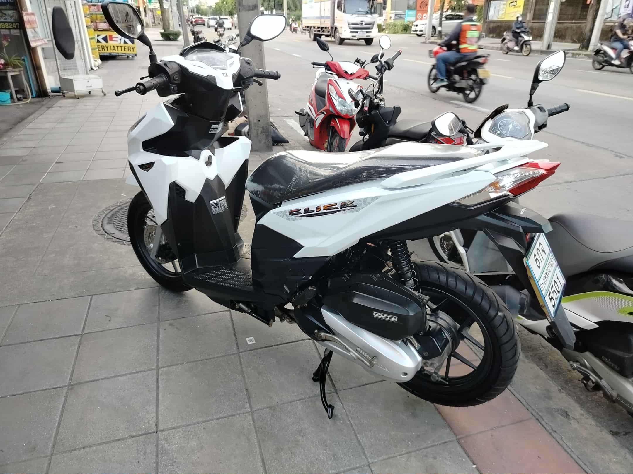 ปิดการขาย คลิก 125 LED สีขาวตัวท็อปล้อแม็กเบรคคอมบาย