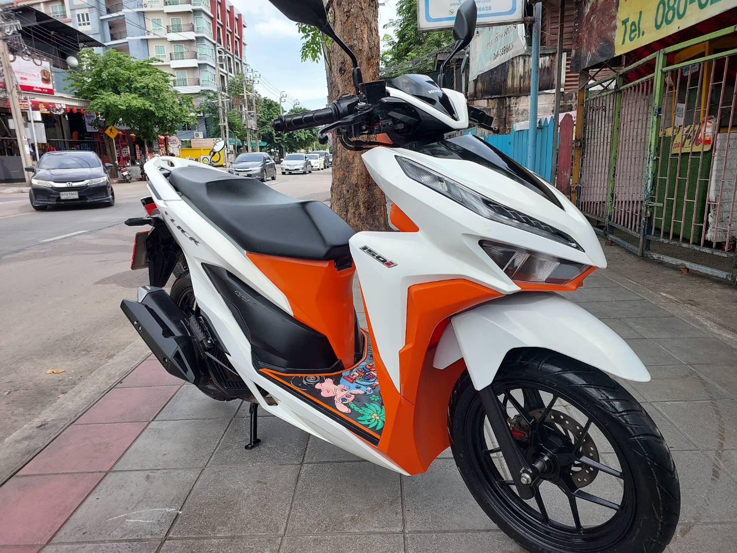 (มัดจำแล้วครับ) click 150 สีขาวส้ม 2020 ปีสูง