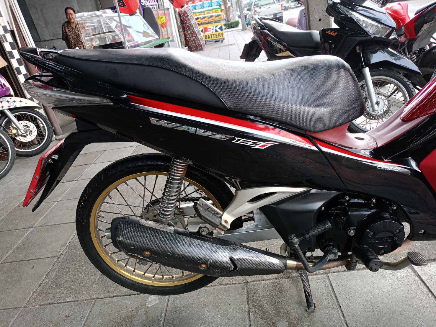 👪ขอบคุณลูกค้าที่ไว้วางใจรถจองเราครับ wave 125 สีดำแดง ปลาวาฬ แต่งสวย เครื่องเดิม