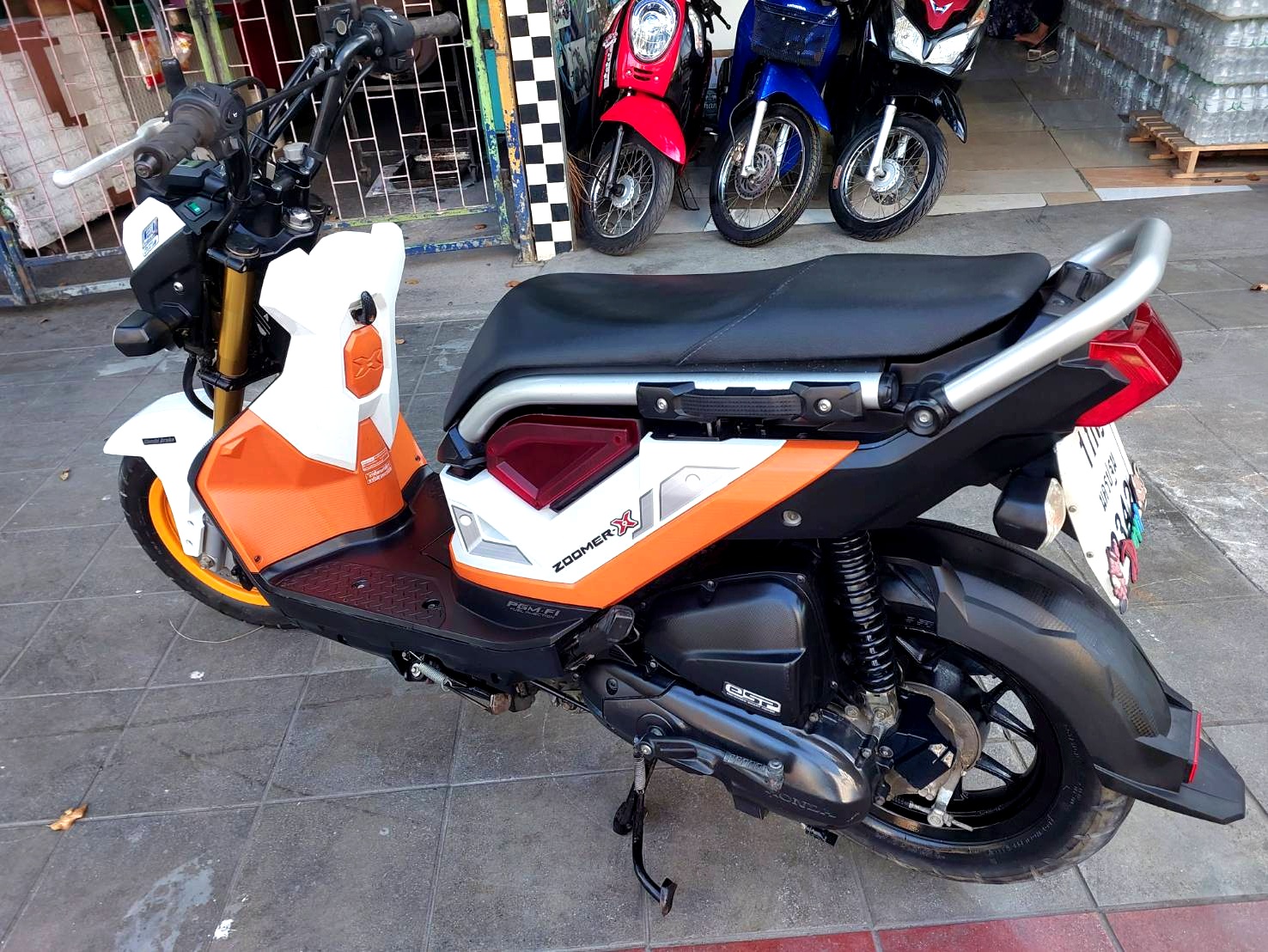 ปิดการขาย zoomer ขาวส้ม พร้อมส่ง ธรรมศาสตร์อีกคันครับ