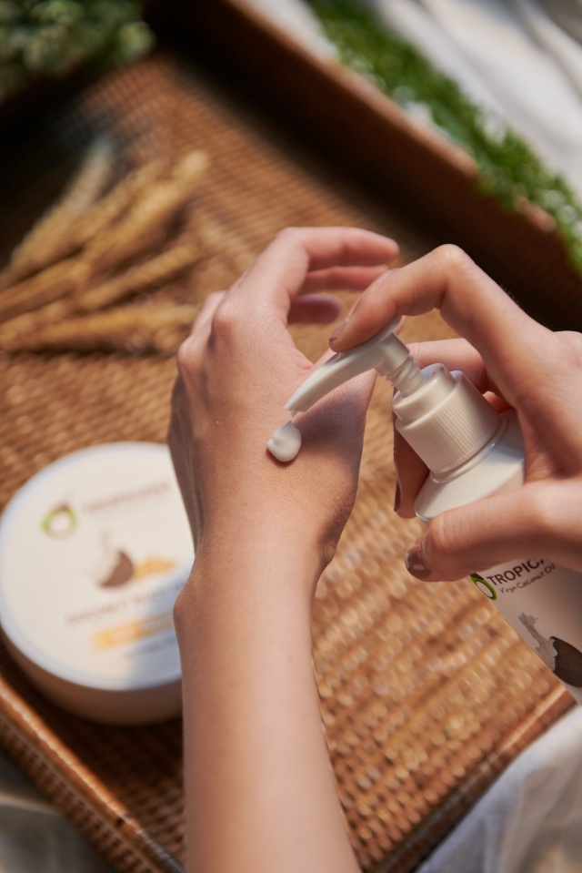 Tropicana โลชั่น น้ำมันมะพร้าว และ สารสกัดจากดอกบัว coconut body lotion sacreed lotus ขนาด 240 ml. Non Paraben ให้ความชุ่มชื่นแก่ผิว