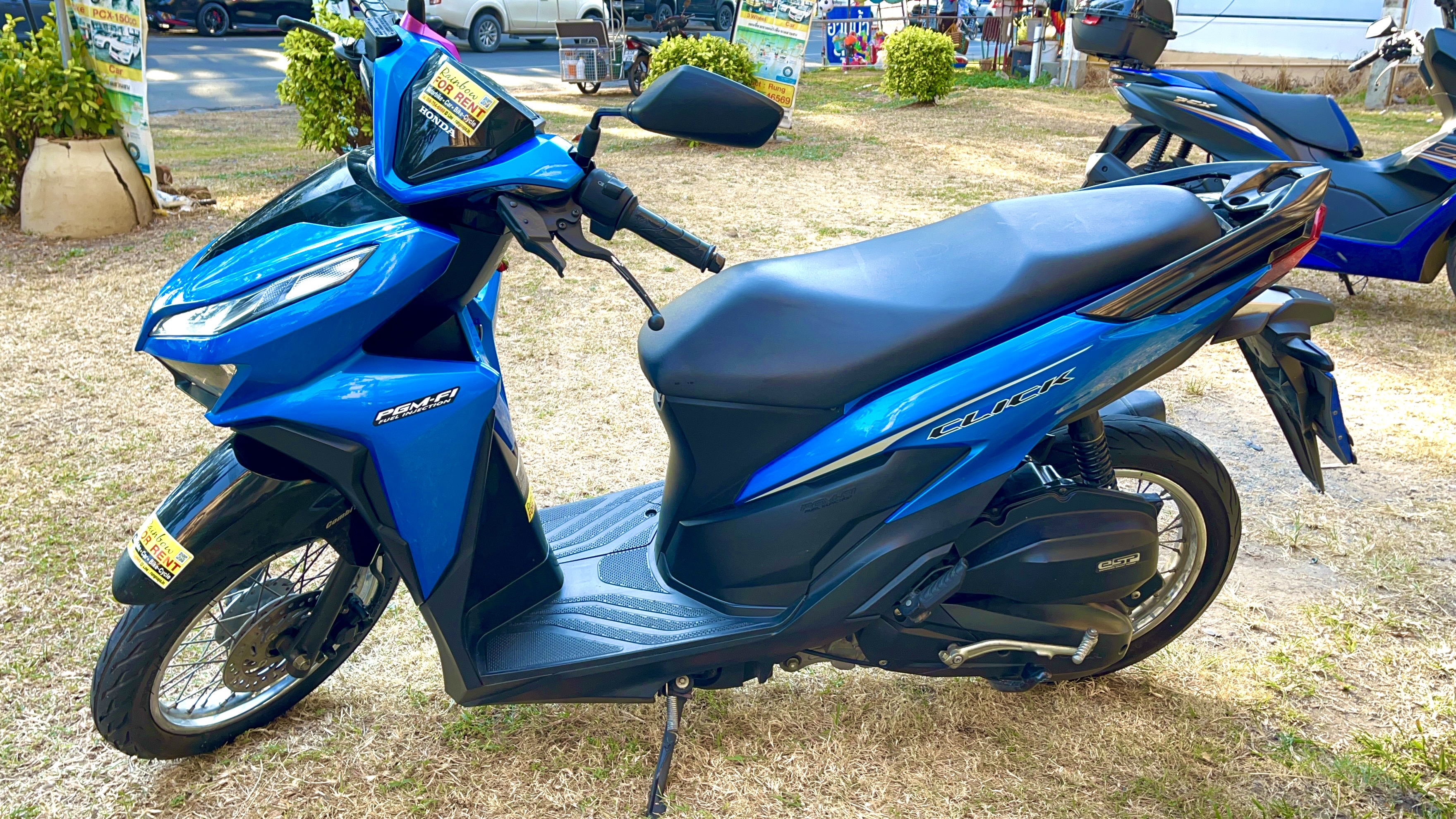 Honda Click 125 cc ให้เช่า วันละ 250 บาท รถอยู่หาดแม่รำพึง ระยอง Motorcycle for rent at Mae Rumphueng Beach Rayong 250 Baht per Day