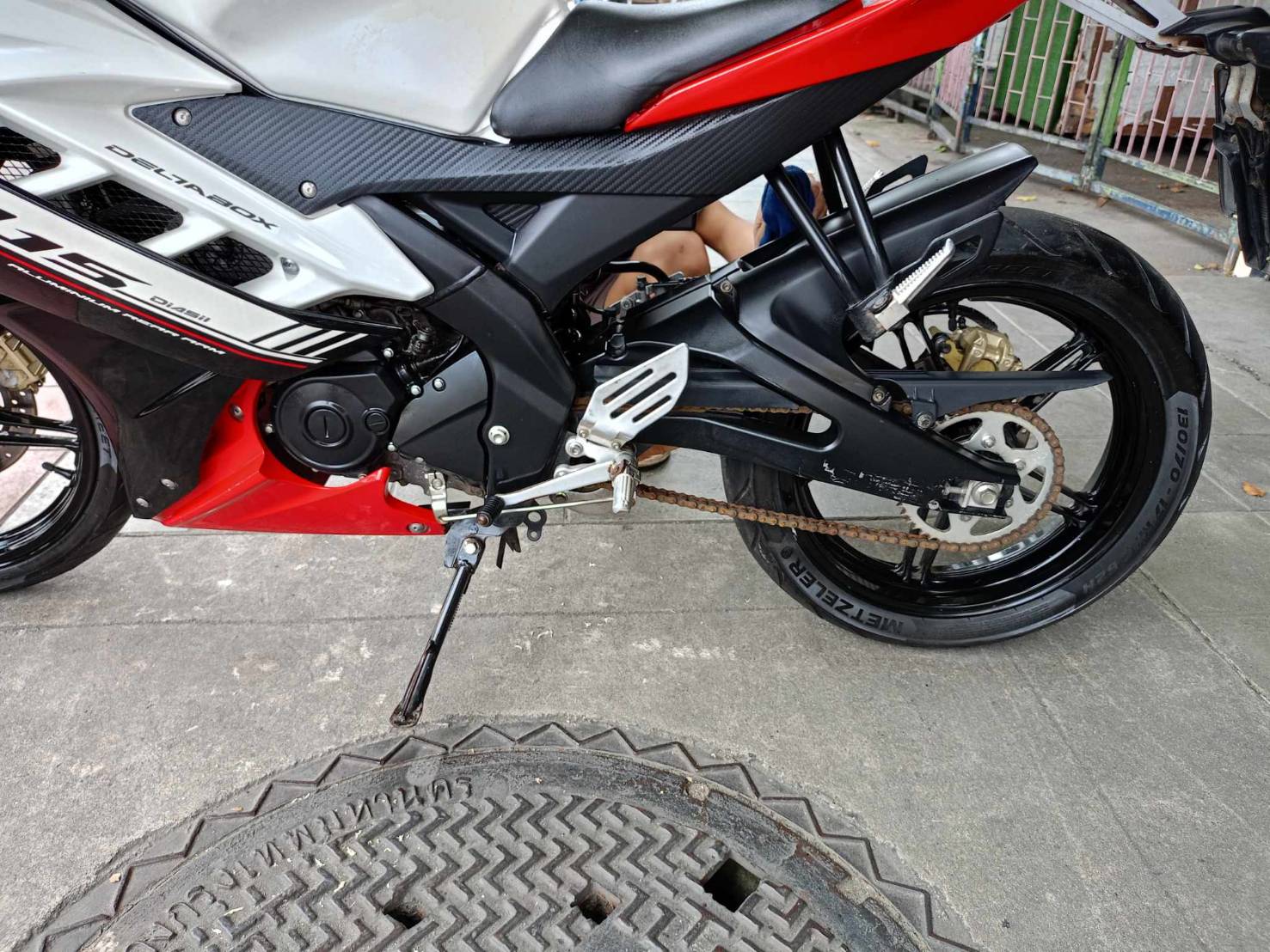 (ปิดการขายครับ) ส่งชลบุรีอีกคัน Yamaha r15 150 ซีๆ สีขาวดำแดง