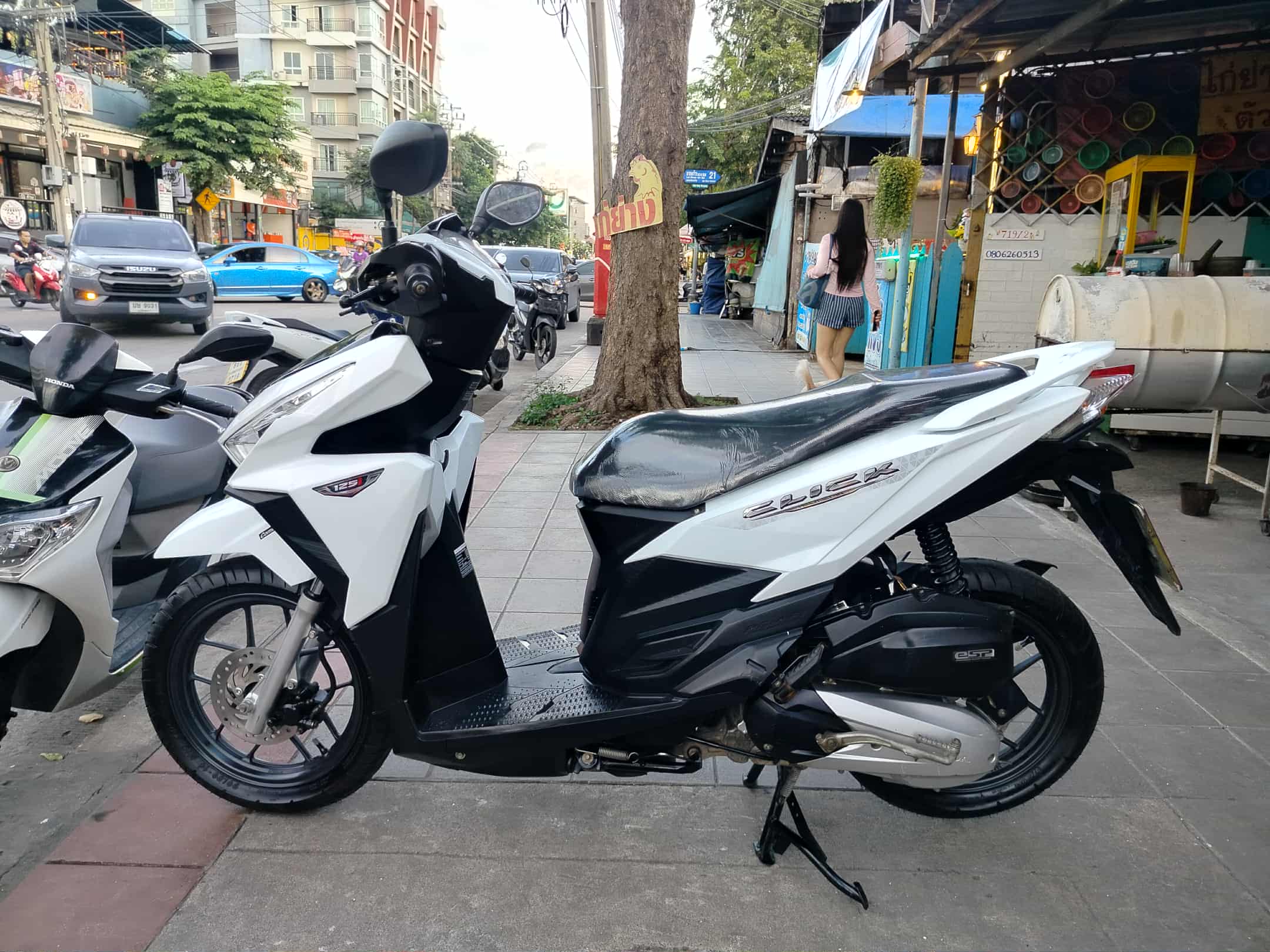 ปิดการขาย คลิก 125 LED สีขาวตัวท็อปล้อแม็กเบรคคอมบาย