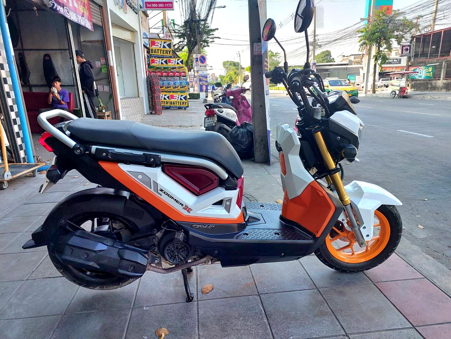 ปิดการขาย zoomer ขาวส้ม พร้อมส่ง ธรรมศาสตร์อีกคันครับ