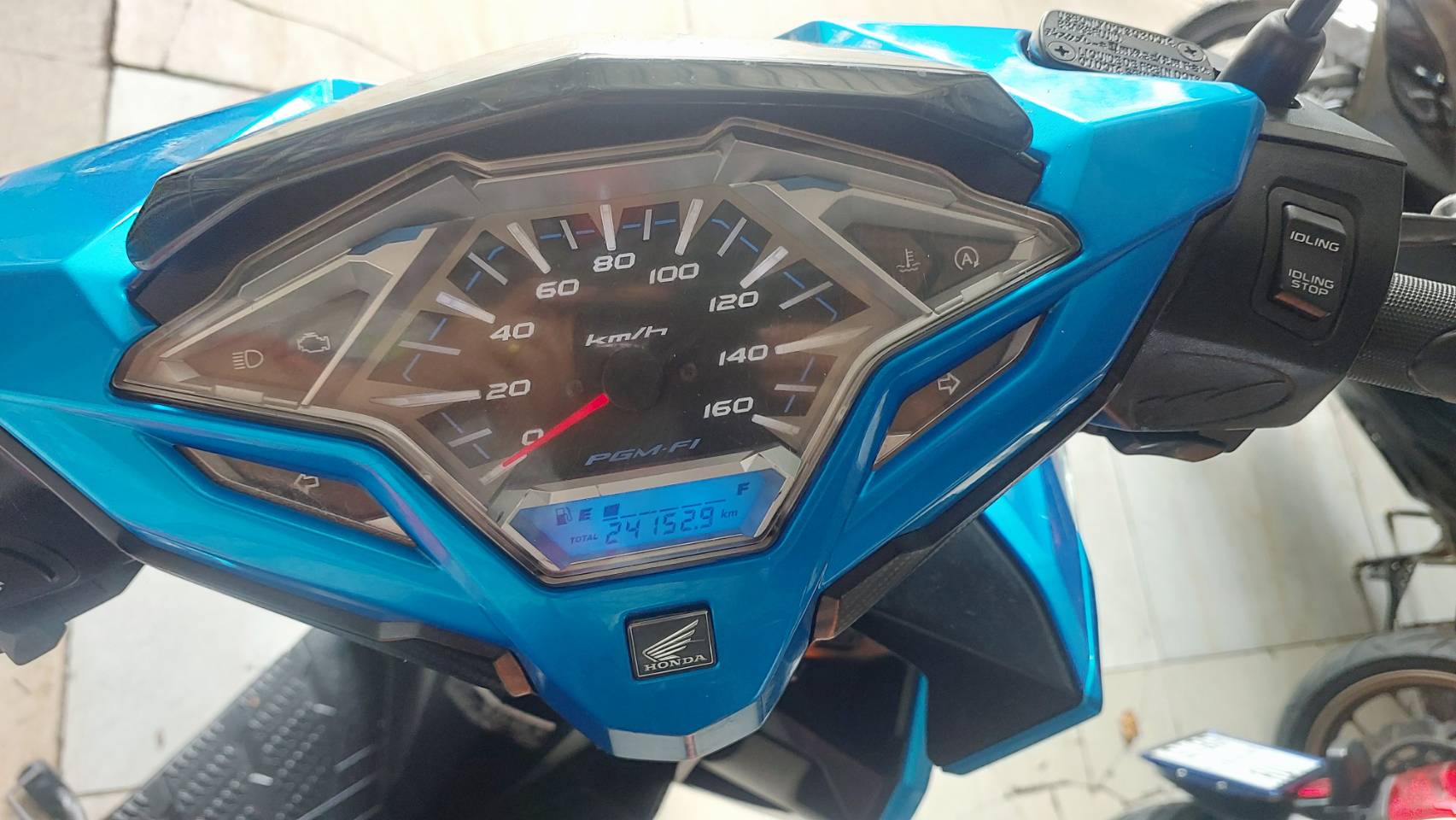 (ปิดการขายครับ) click 125 i 2017 สีน้ำเงิน รุ่นไฟหน้า led ฟรีโอนครับ