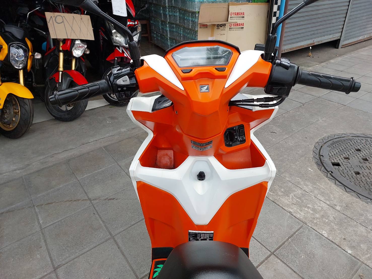 (มัดจำแล้วครับ) click 150 สีขาวส้ม 2020 ปีสูง