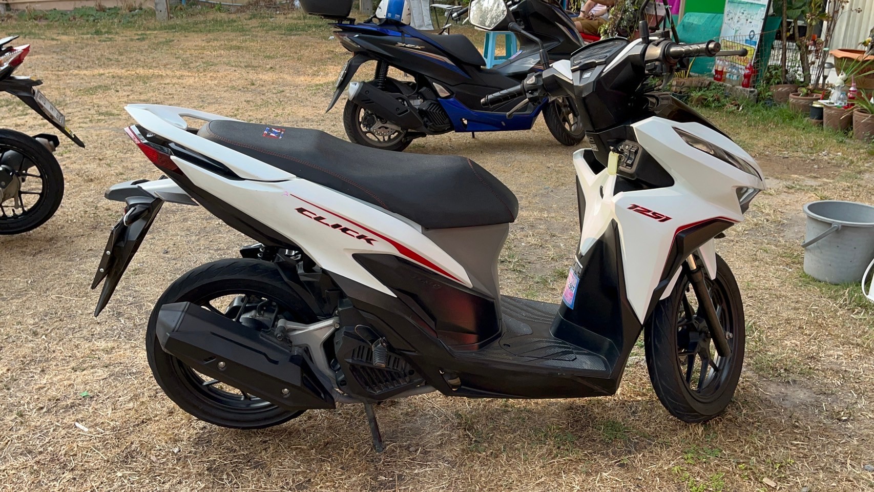 Honda Click 125 cc ให้เช่า วันละ 250 บาท รถอยู่หาดแม่รำพึง ระยอง Motorcycle for rent at Mae Rumphueng Beach Rayong 250 baht per day