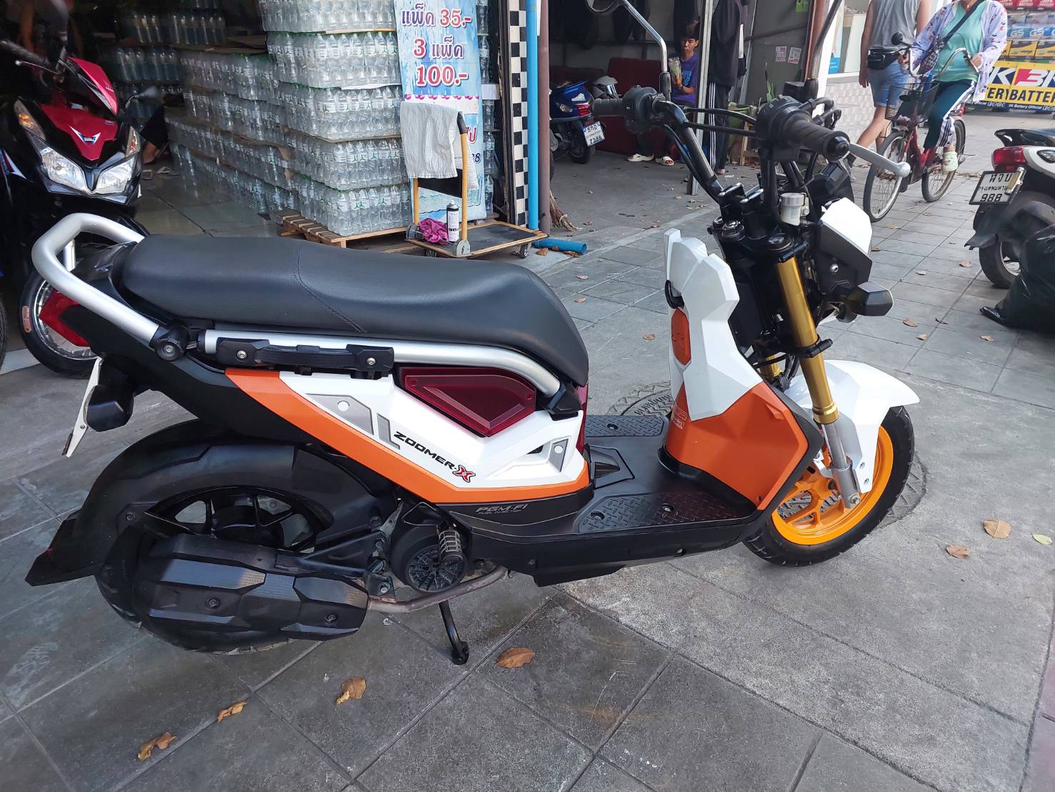 ปิดการขาย zoomer ขาวส้ม พร้อมส่ง ธรรมศาสตร์อีกคันครับ