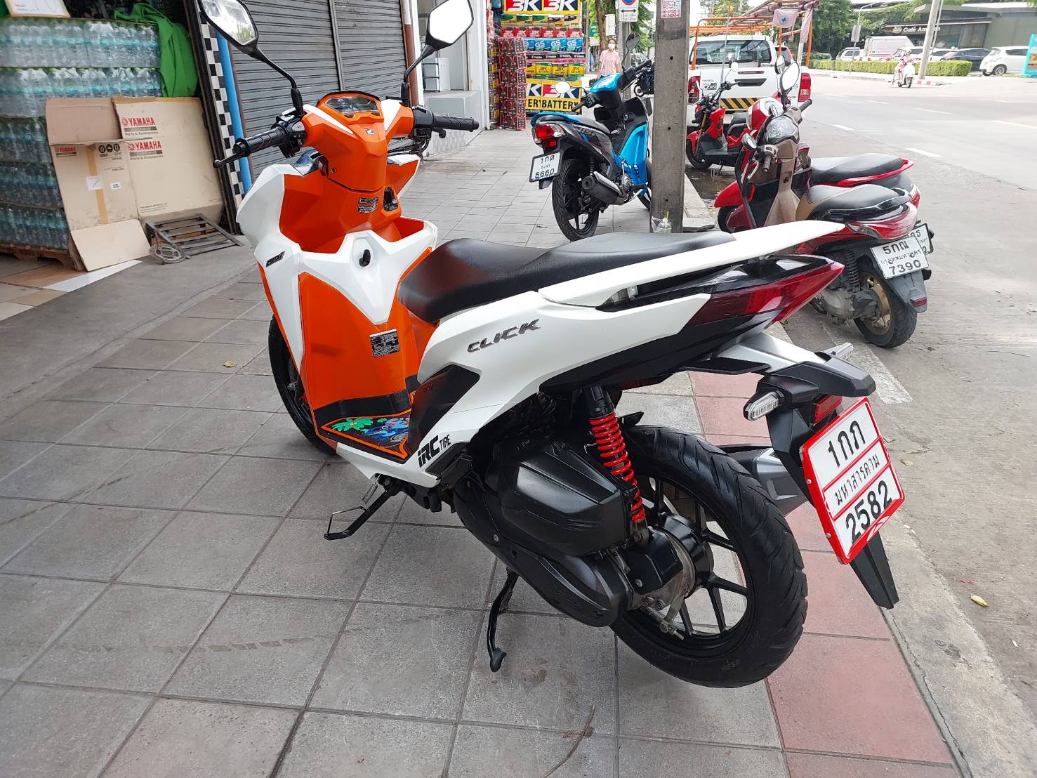 (มัดจำแล้วครับ) click 150 สีขาวส้ม 2020 ปีสูง