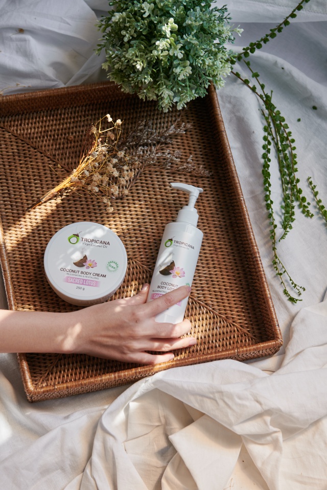 Tropicana โลชั่น น้ำมันมะพร้าว และ สารสกัดจากดอกบัว coconut body lotion sacreed lotus ขนาด 240 ml. Non Paraben ให้ความชุ่มชื่นแก่ผิว