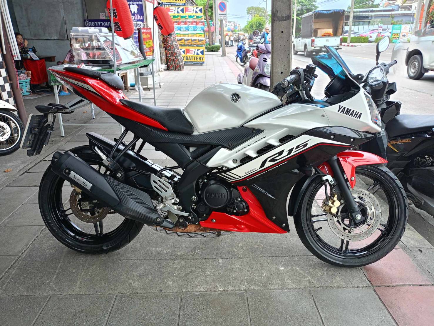 (ปิดการขายครับ) ส่งชลบุรีอีกคัน Yamaha r15 150 ซีๆ สีขาวดำแดง