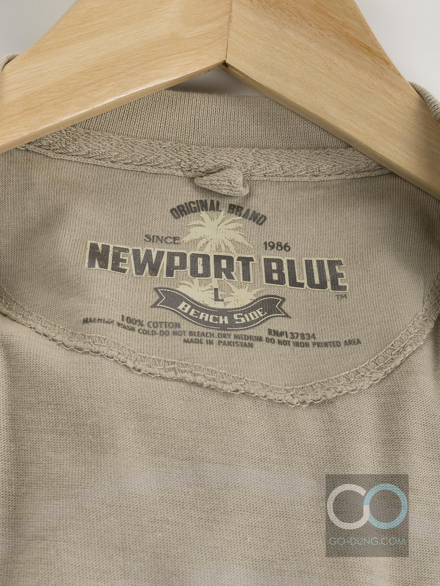 ขายเสื้อยืด USA มือสอง ยี่ห้อ NEWPORT BLUE ผ้า 100 คอตตอน สีกากีอ่อน