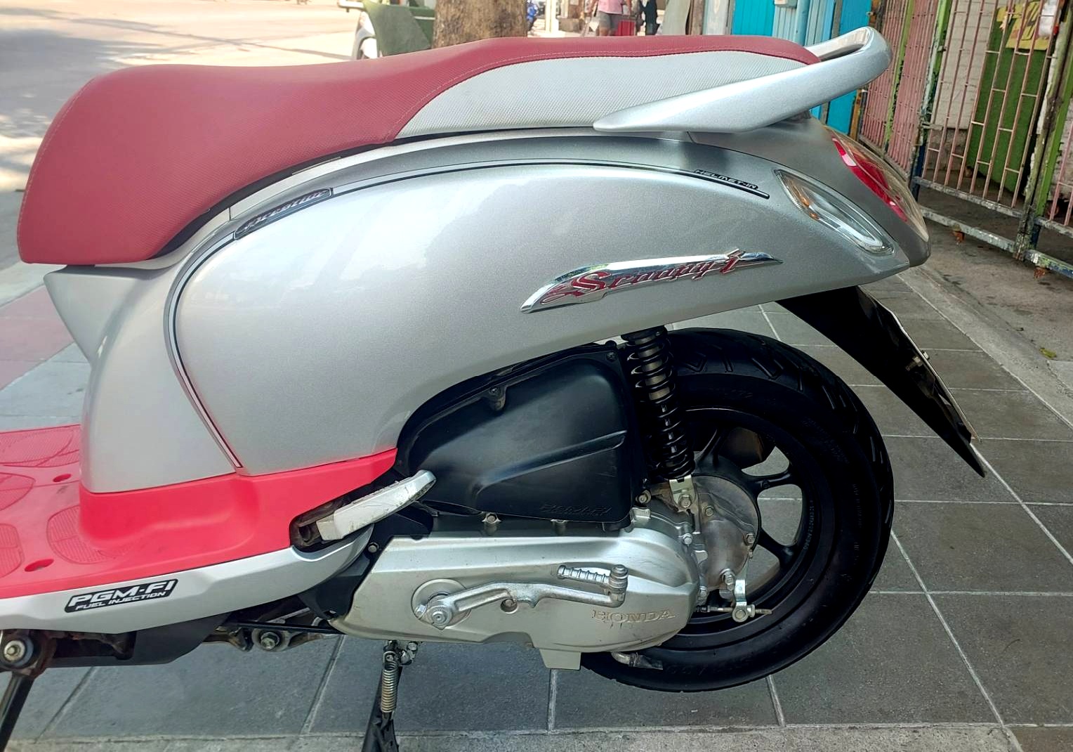 (ปิดการขายครับ ) scoopy i ตัว top ล้อแม็ก สีเทา สีสวย เครื่องดี