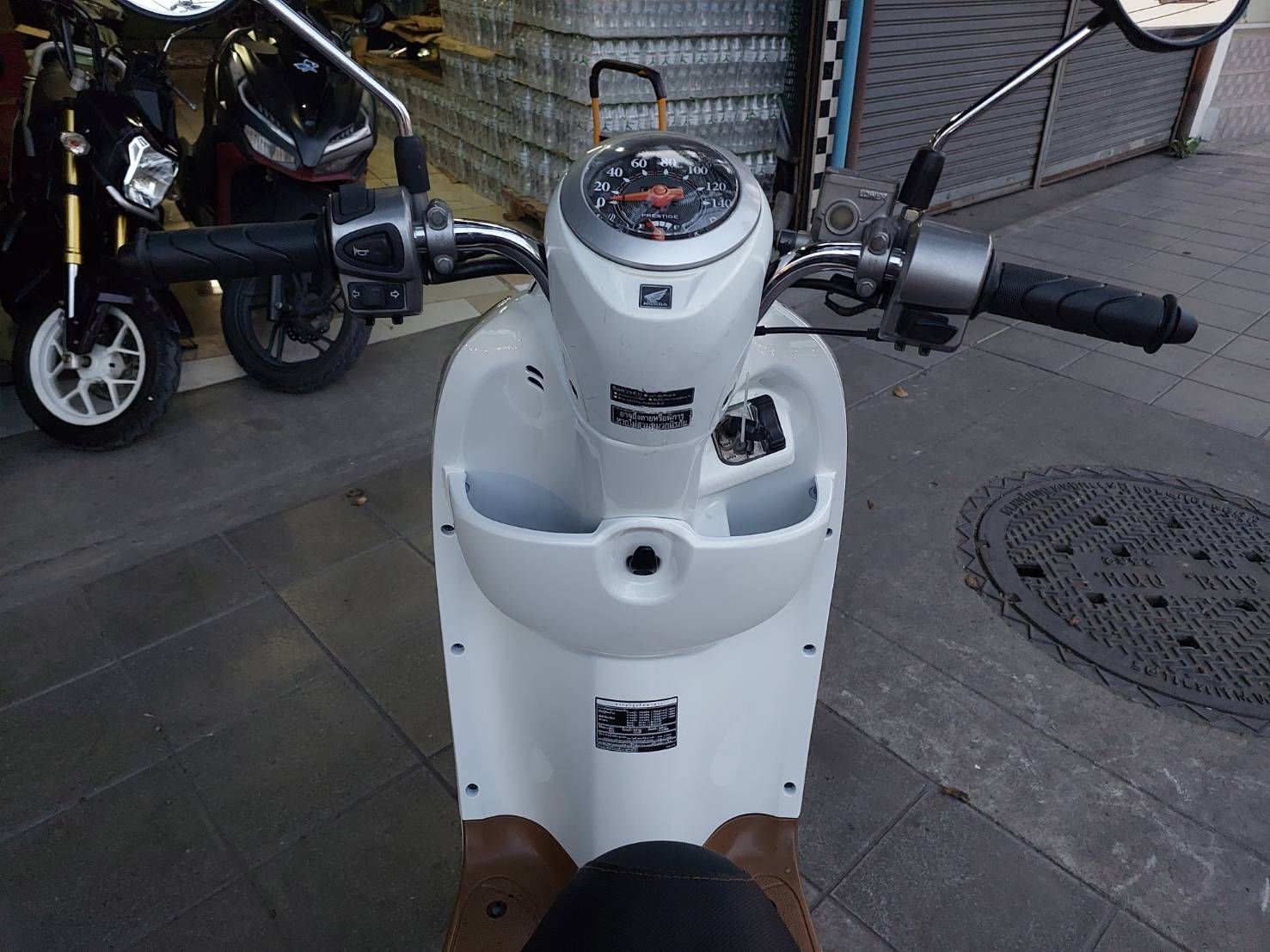 (ปิดการขายครับ) scoopy i สีขาว จดปี 59 รถบ้านมือเดียว ทะเบียนกรุงเทพฯิเล่มครบ