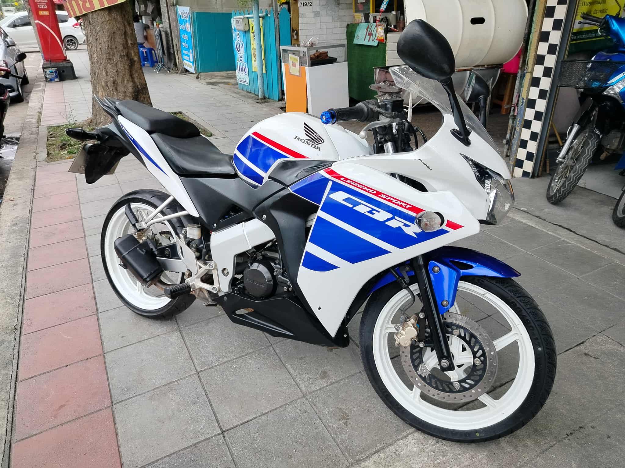 cbr150r สีขาวน้ำเงิน