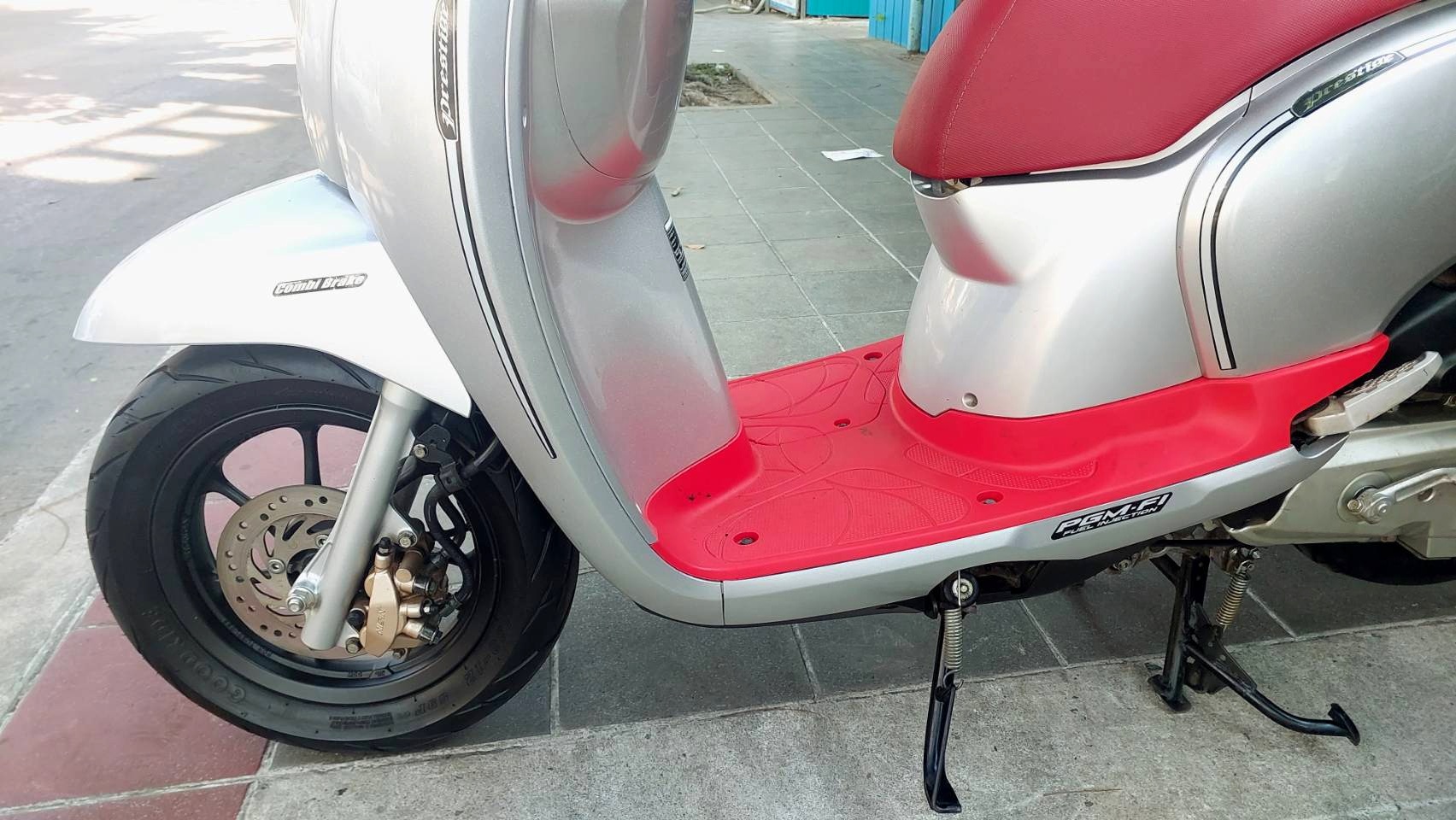 (ปิดการขายครับ ) scoopy i ตัว top ล้อแม็ก สีเทา สีสวย เครื่องดี