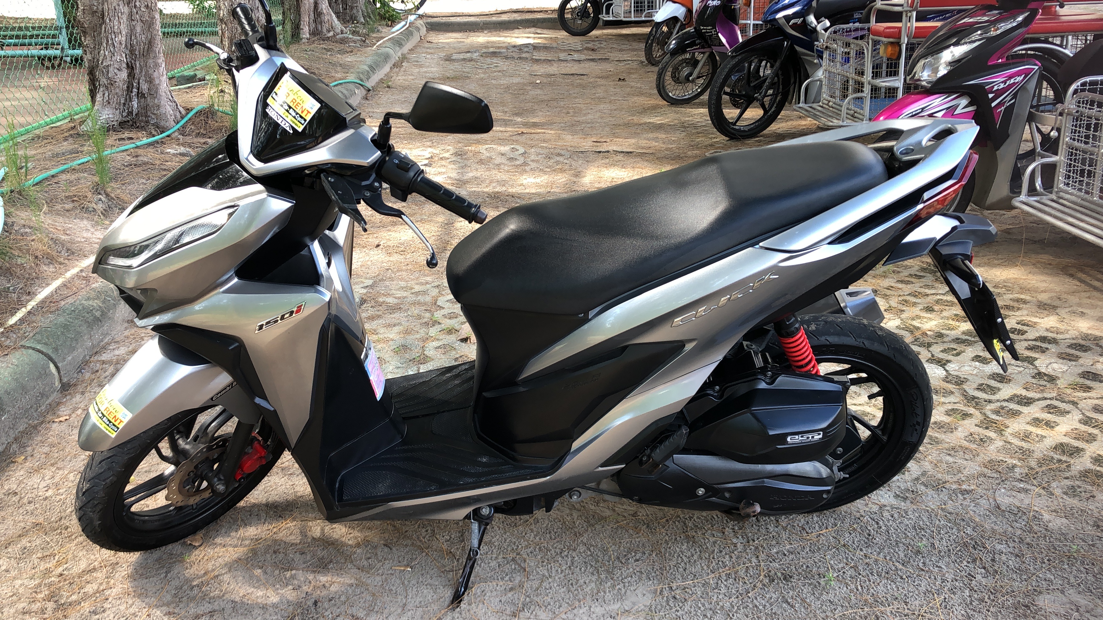 Honda Click 150cc ให้เช่า วันละ 250 บาท รถอยู่หาดแม่รำพึง ระยอง Motorcycle for rent at Mae Rumphueng Beach Rayong 250 Baht per Day