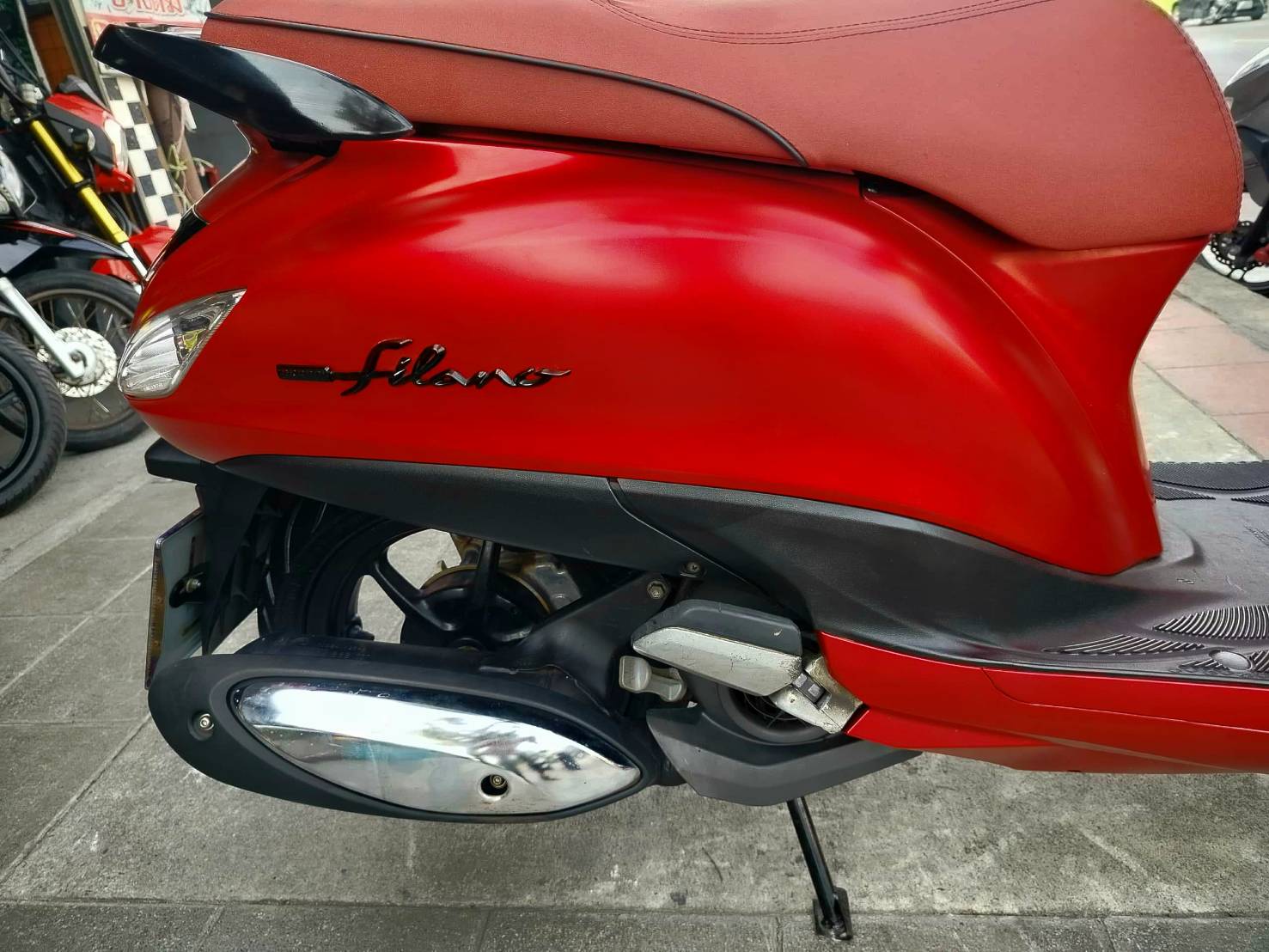 grand filano hybrid สีแดงด้าน โลโก้ดำ จดทะเบียนปี 21