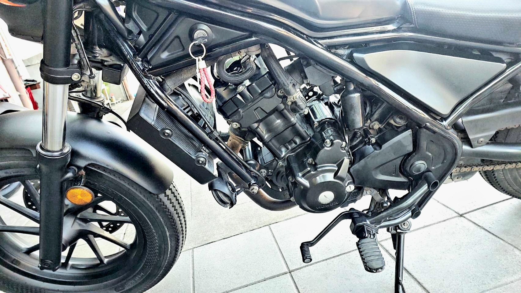 (รับรถแล้วครับ) ลูกค้ามาตาก สวีเดน rebel 300 สีดำ แต่หล่อเท่ๆเลย