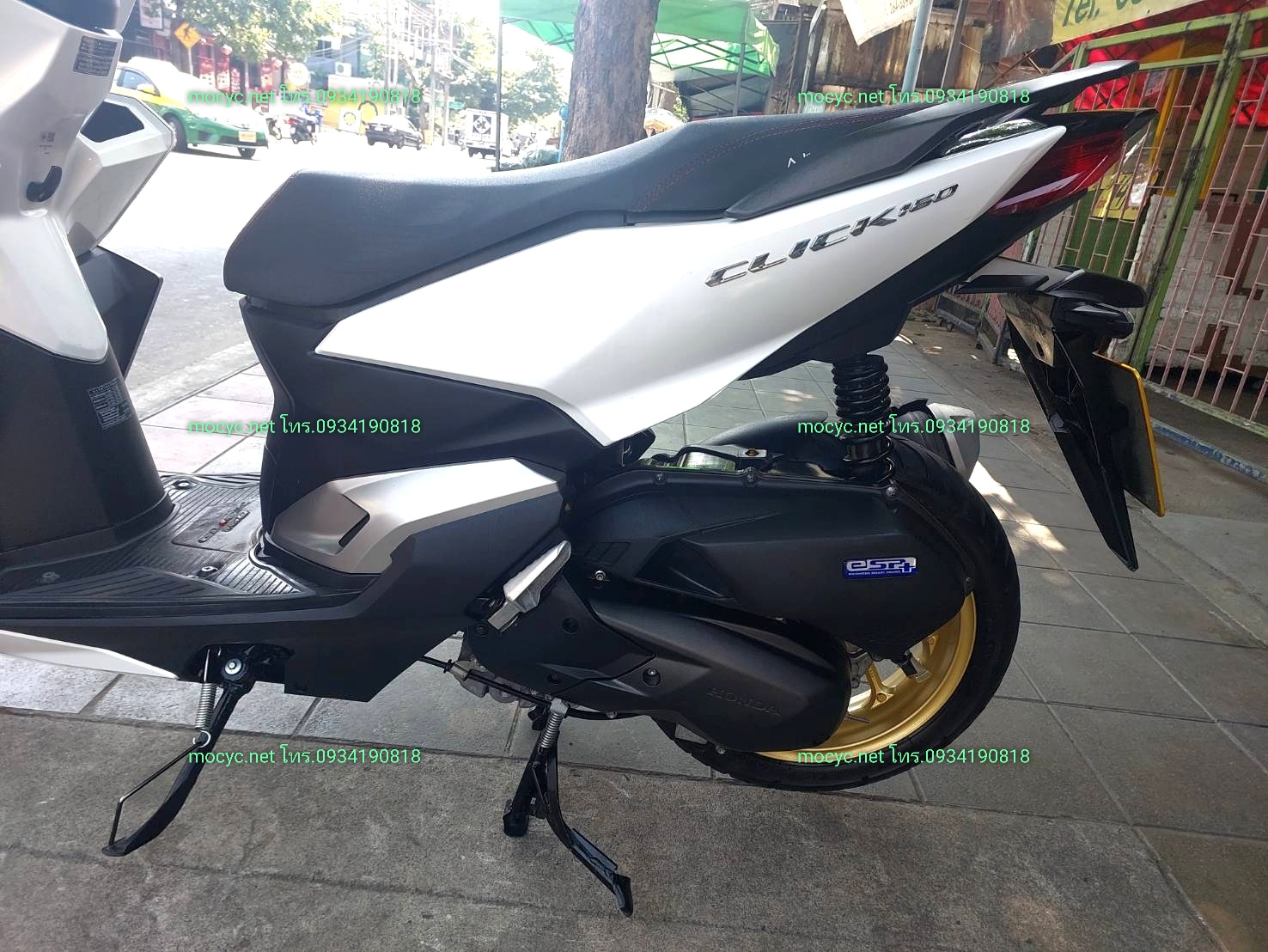 (ปิดการขาย) click 160 สีขาว 2023 ล้อแม็กซ์ทอง ตัวคอมบายเบลค