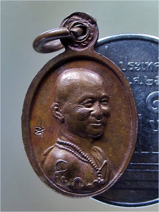 เหรียญเม็ดแตงหลวงพ่อทวด รุ่นบูชาครู พระอาจารย์ไพโรจน์ วัดห้วยมงคล จ.ประจวบคีรีขันธ์ ปี 2556