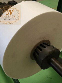ม้วนกระดาษขาว เคลือบ PE สำหรับเครื่องแพ็คอัตโนมัติ 150 mm. X 1,000 m.